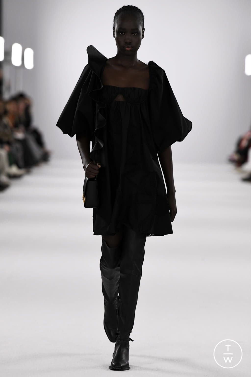 Fashion Week New York Fall/Winter 2022 look 27 from the Carolina Herrera collection 女装