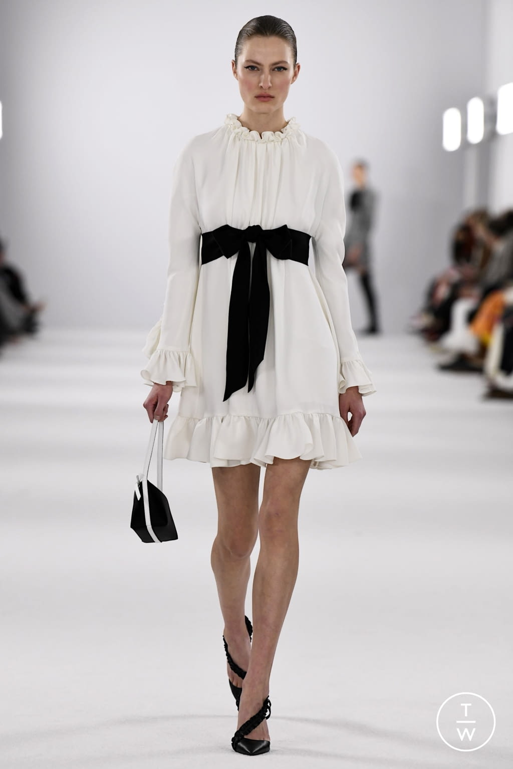 Fashion Week New York Fall/Winter 2022 look 28 from the Carolina Herrera collection womenswear