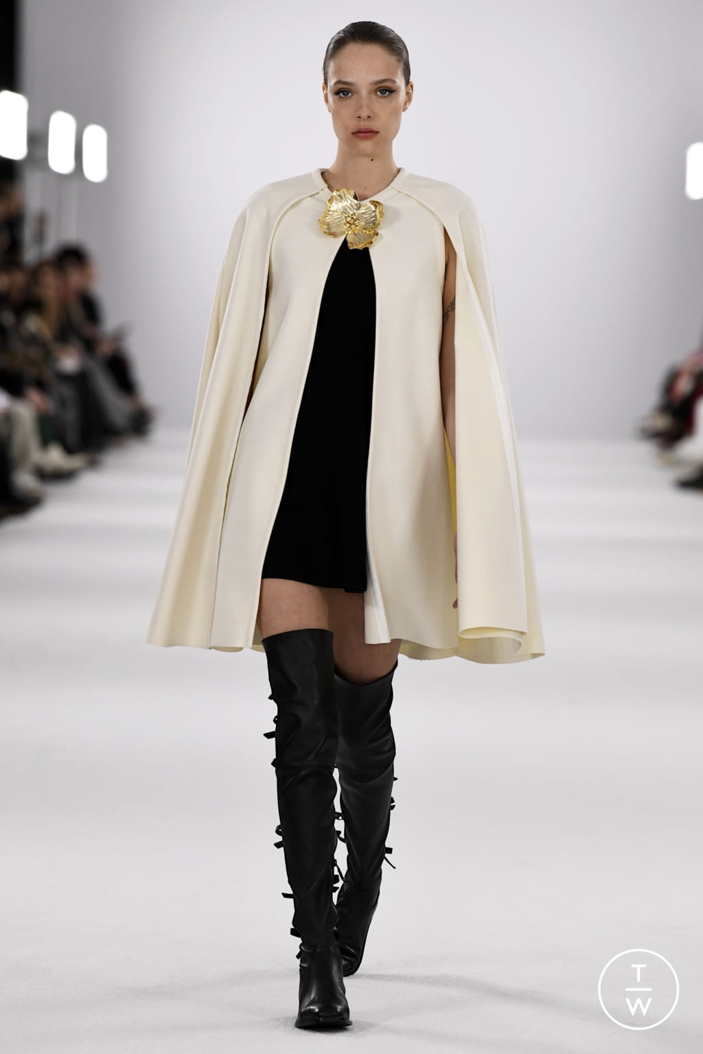 Fashion Week New York Fall/Winter 2022 look 29 from the Carolina Herrera collection womenswear