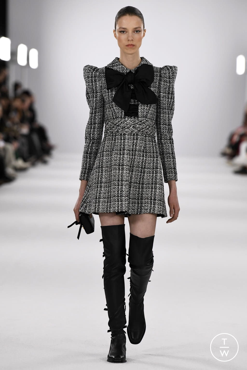 Fashion Week New York Fall/Winter 2022 look 30 from the Carolina Herrera collection womenswear