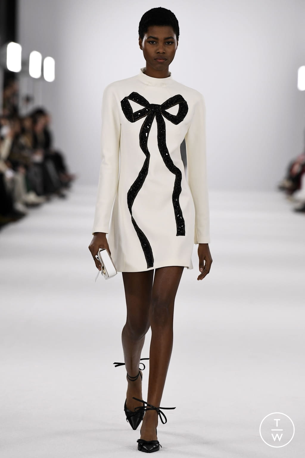 Fashion Week New York Fall/Winter 2022 look 31 from the Carolina Herrera collection womenswear