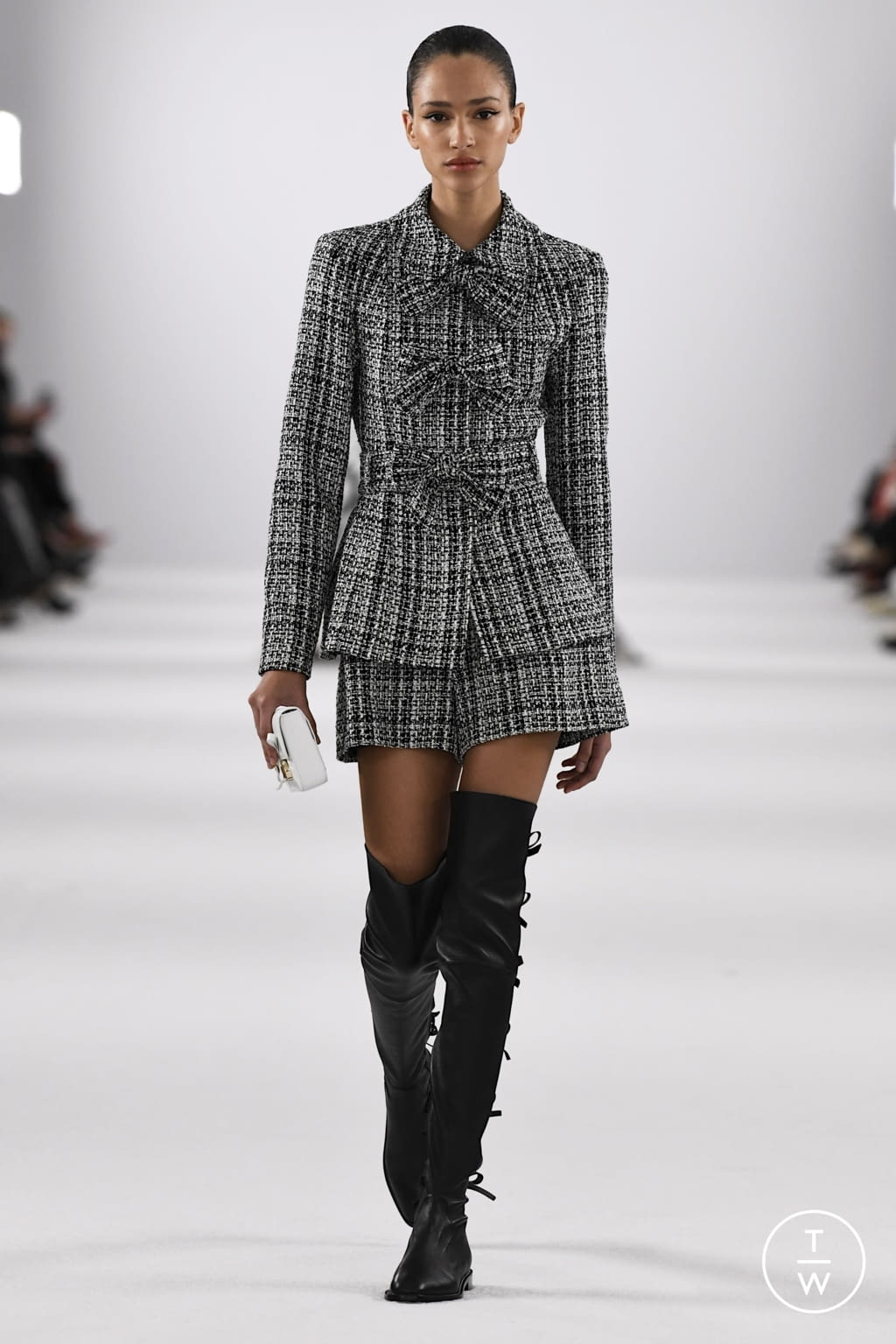 Fashion Week New York Fall/Winter 2022 look 32 from the Carolina Herrera collection womenswear