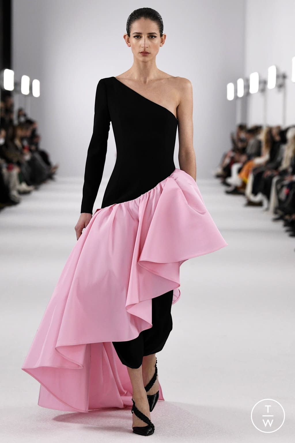 Fashion Week New York Fall/Winter 2022 look 42 from the Carolina Herrera collection 女装