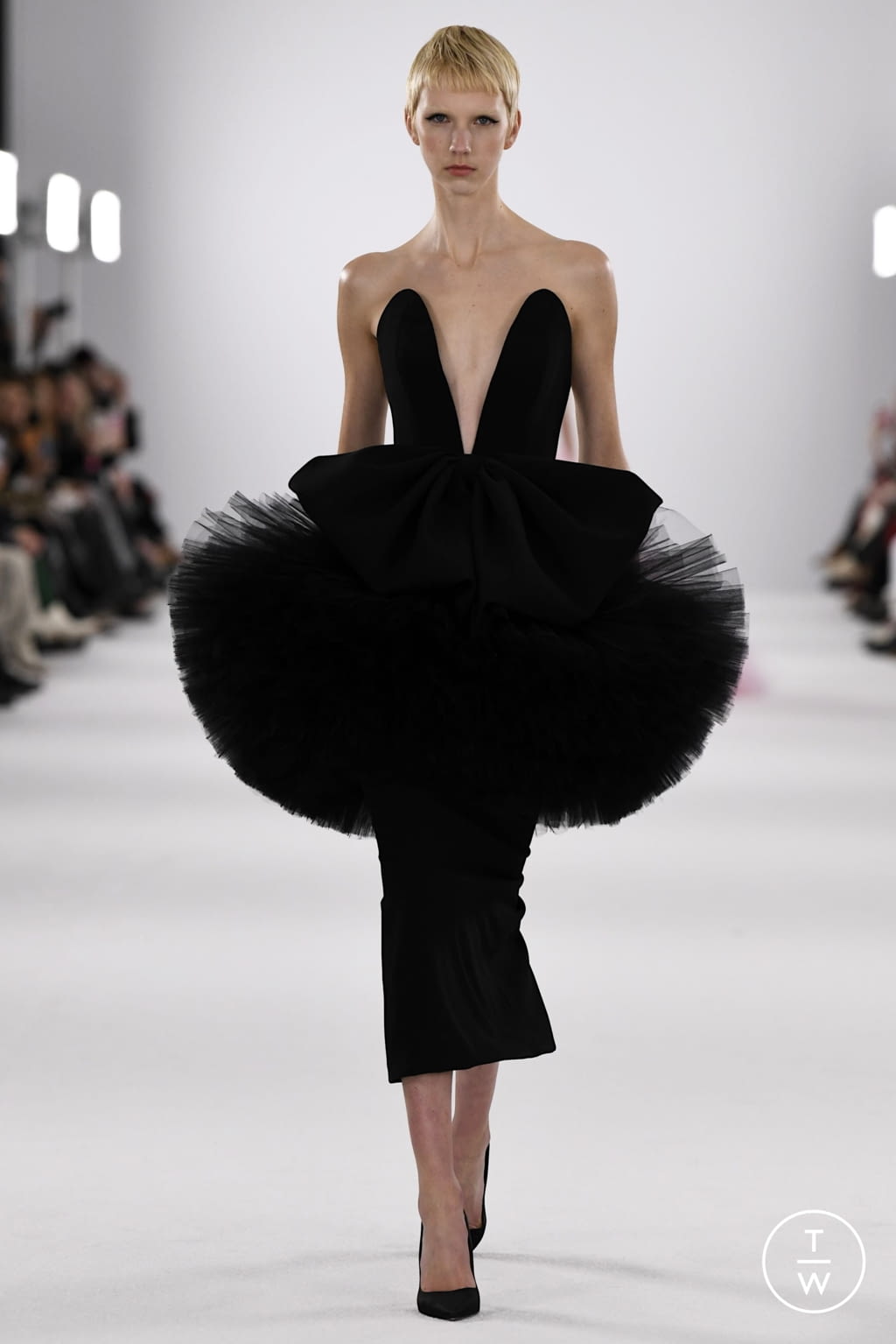 Fashion Week New York Fall/Winter 2022 look 49 from the Carolina Herrera collection 女装