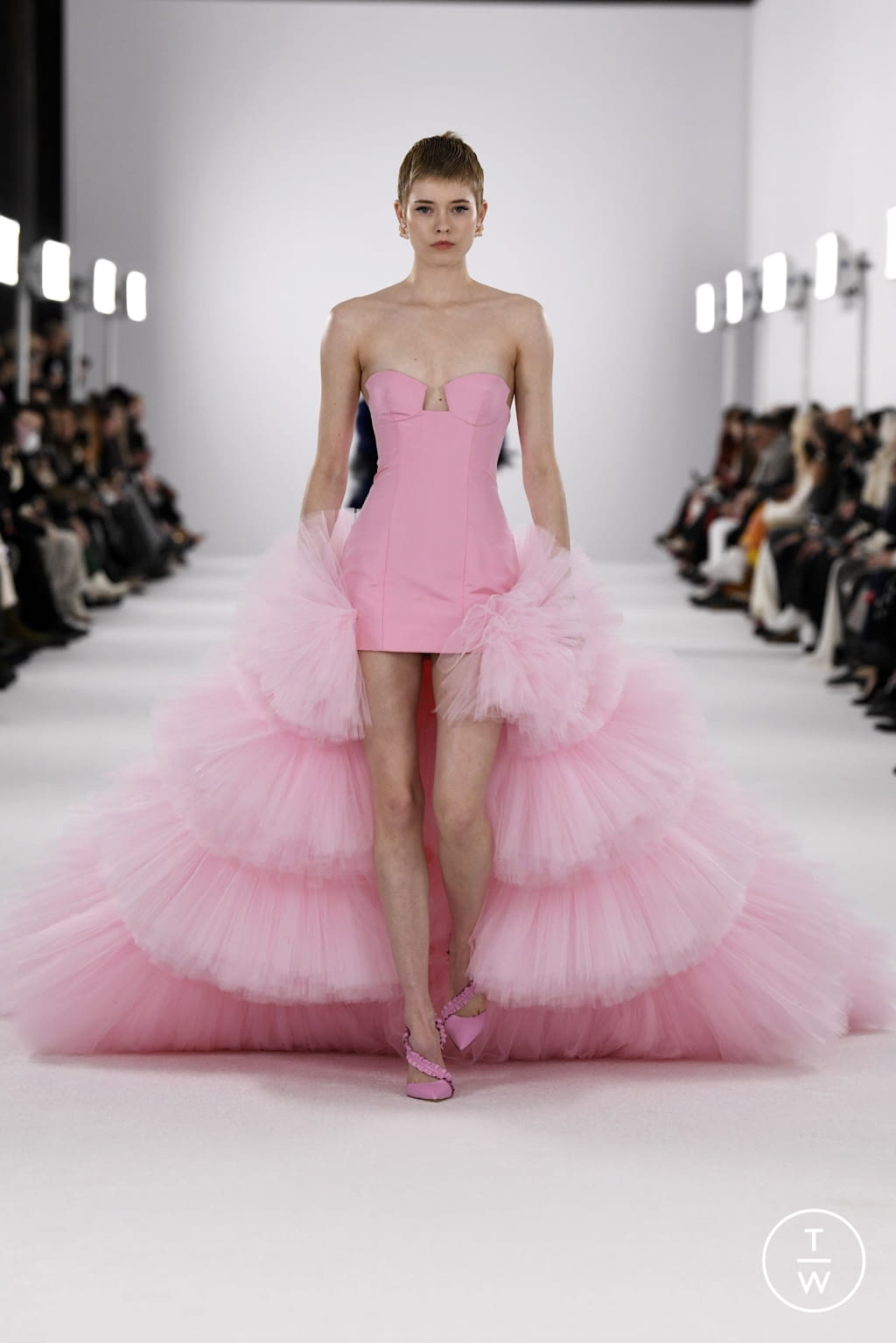Fashion Week New York Fall/Winter 2022 look 50 from the Carolina Herrera collection womenswear