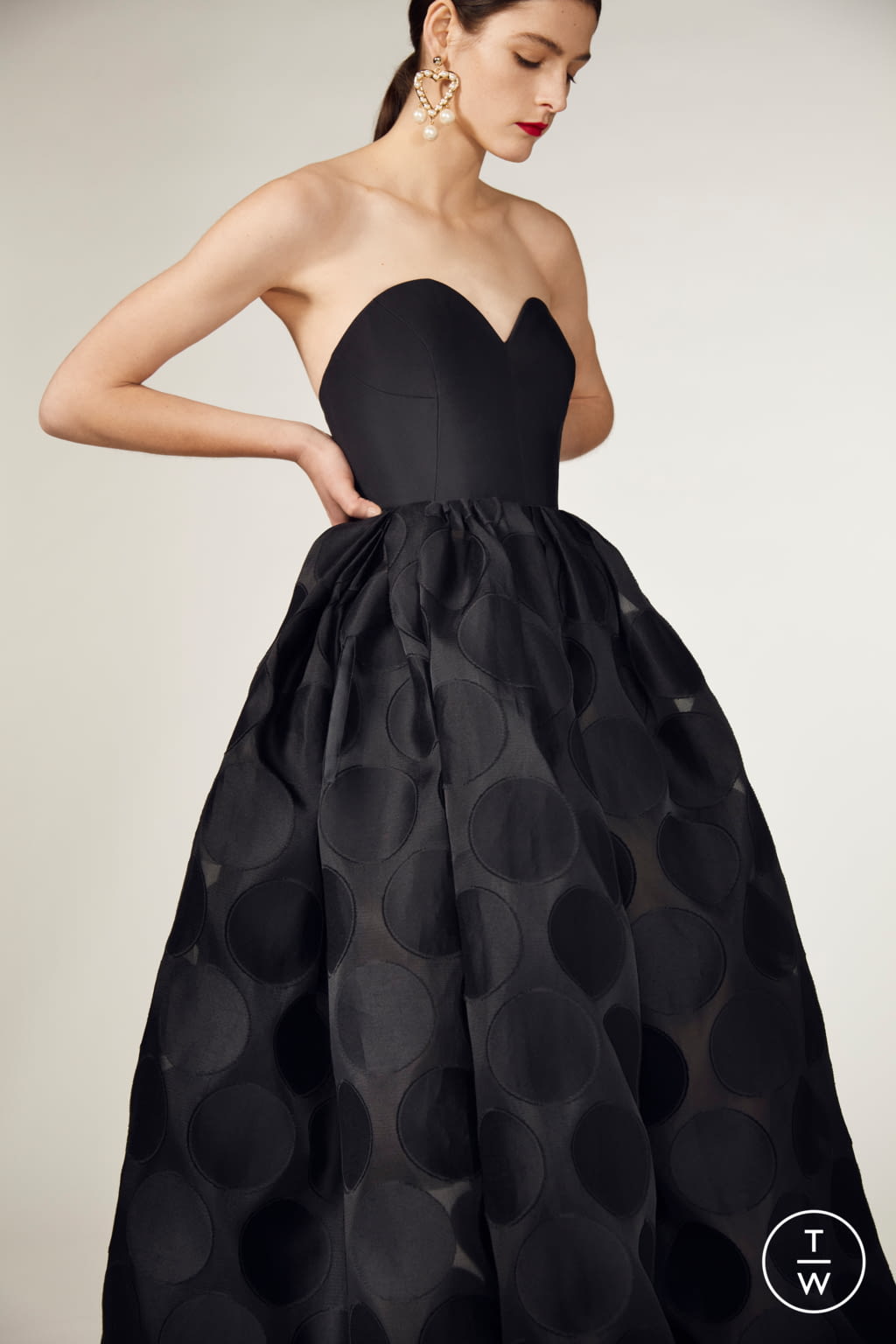 Fashion Week New York Fall/Winter 2021 look 27 from the Carolina Herrera collection womenswear