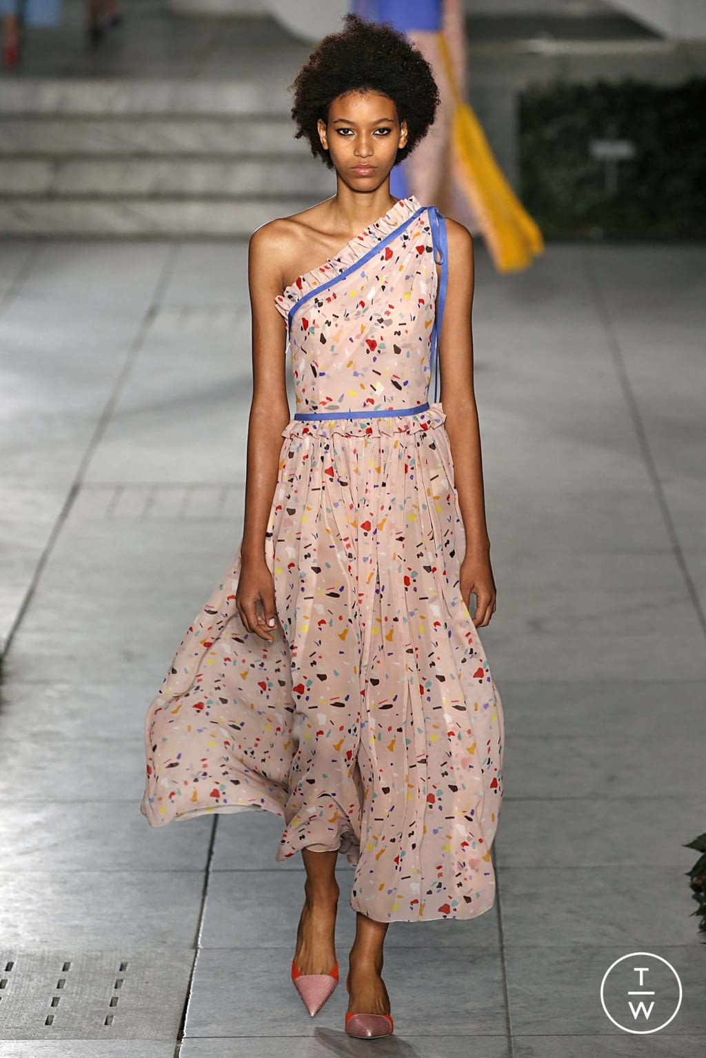 Fashion Week New York Spring/Summer 2018 look 18 from the Carolina Herrera collection womenswear