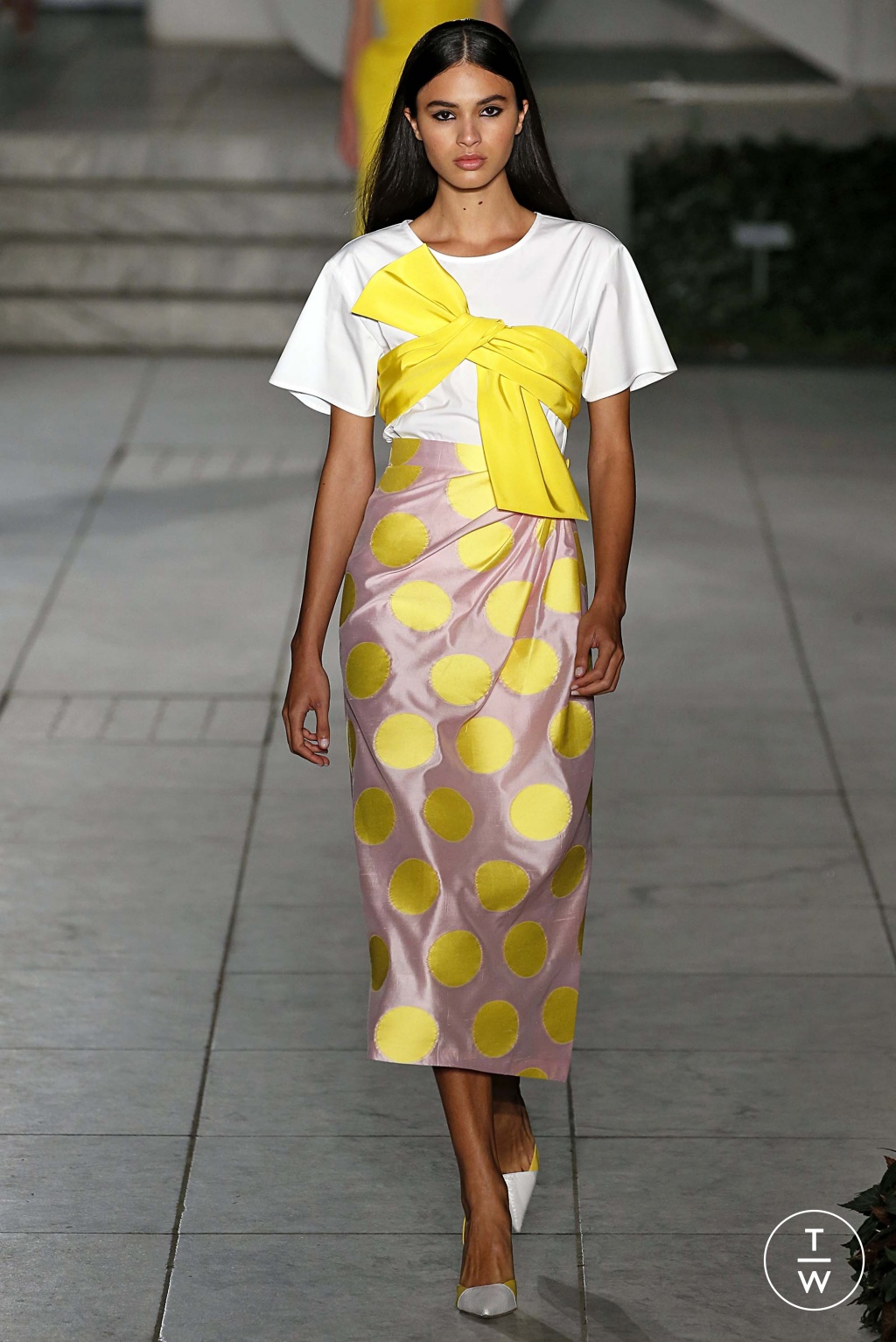 Fashion Week New York Spring/Summer 2018 look 27 from the Carolina Herrera collection 女装