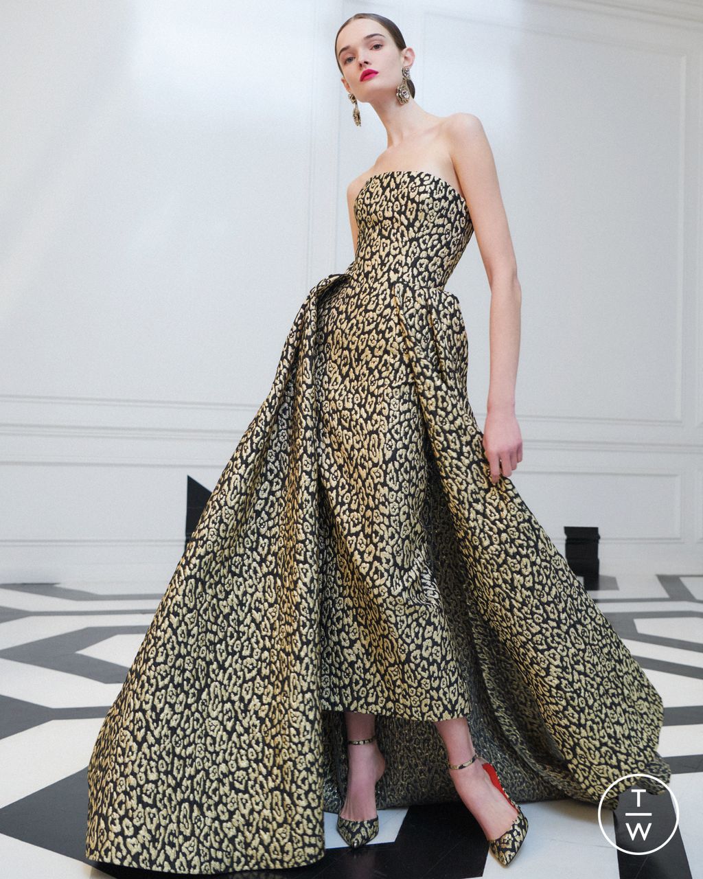 Fashion Week New York Pre-Fall 2023 look 25 from the Carolina Herrera collection womenswear