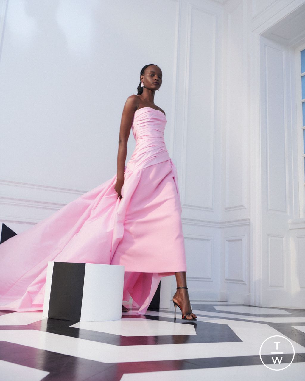 Fashion Week New York Pre-Fall 2023 look 29 from the Carolina Herrera collection womenswear