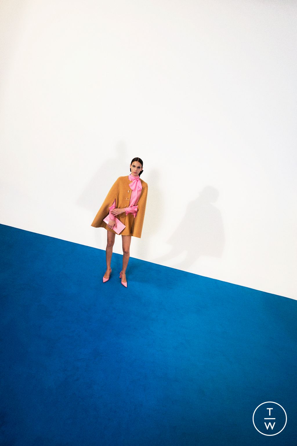 Fashion Week New York Pre-Fall 2025 look 33 from the Carolina Herrera collection 女装