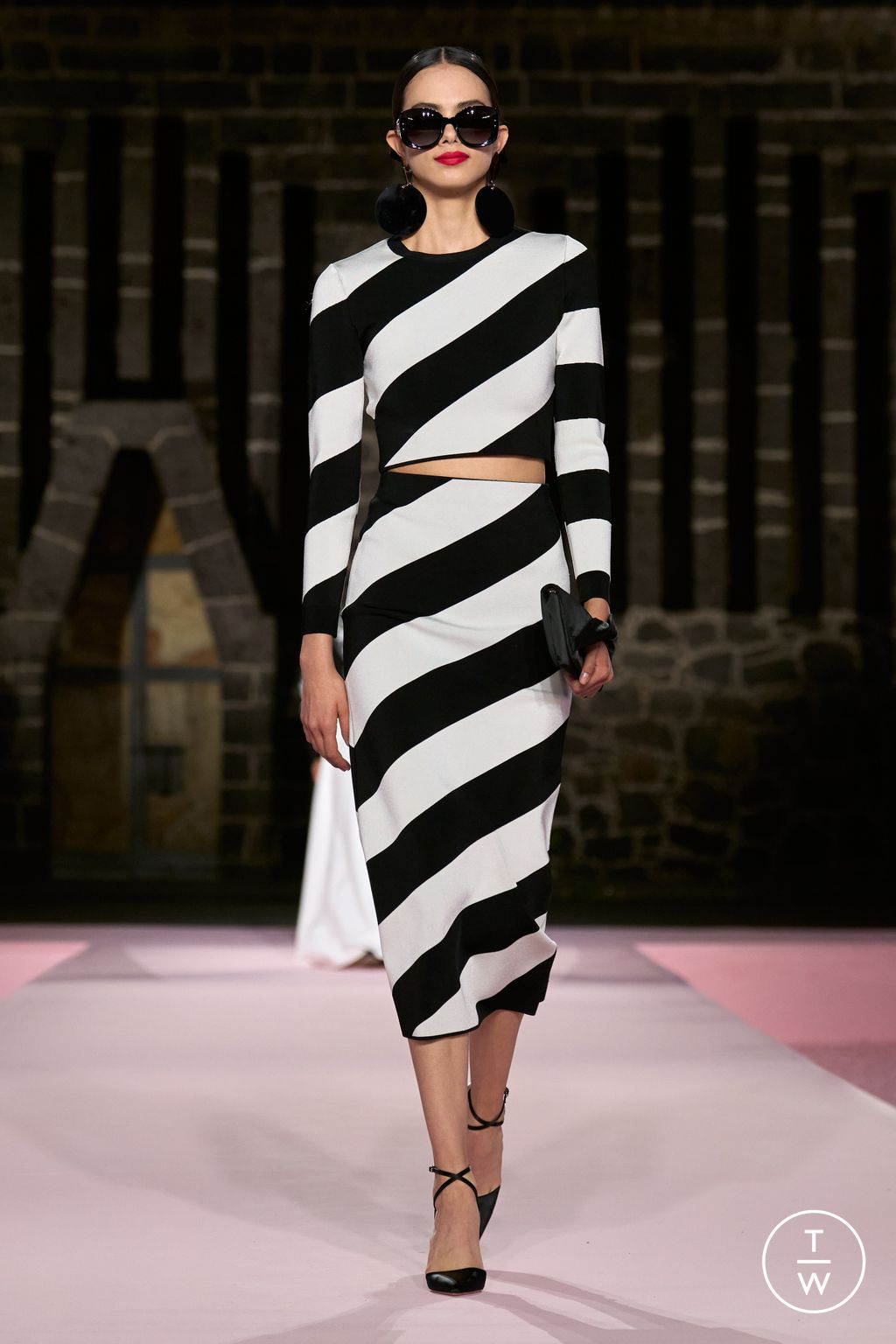 Fashion Week New York Resort 2025 look 24 from the Carolina Herrera collection womenswear