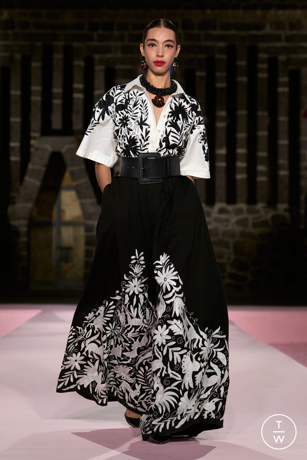 Fashion Week New York Resort 2025 look 30 from the Carolina Herrera collection womenswear
