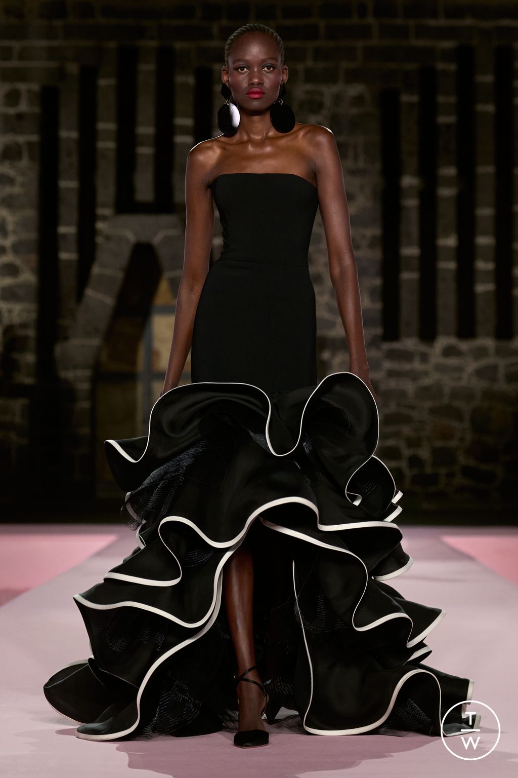 Fashion Week New York Resort 2025 look 62 from the Carolina Herrera collection womenswear