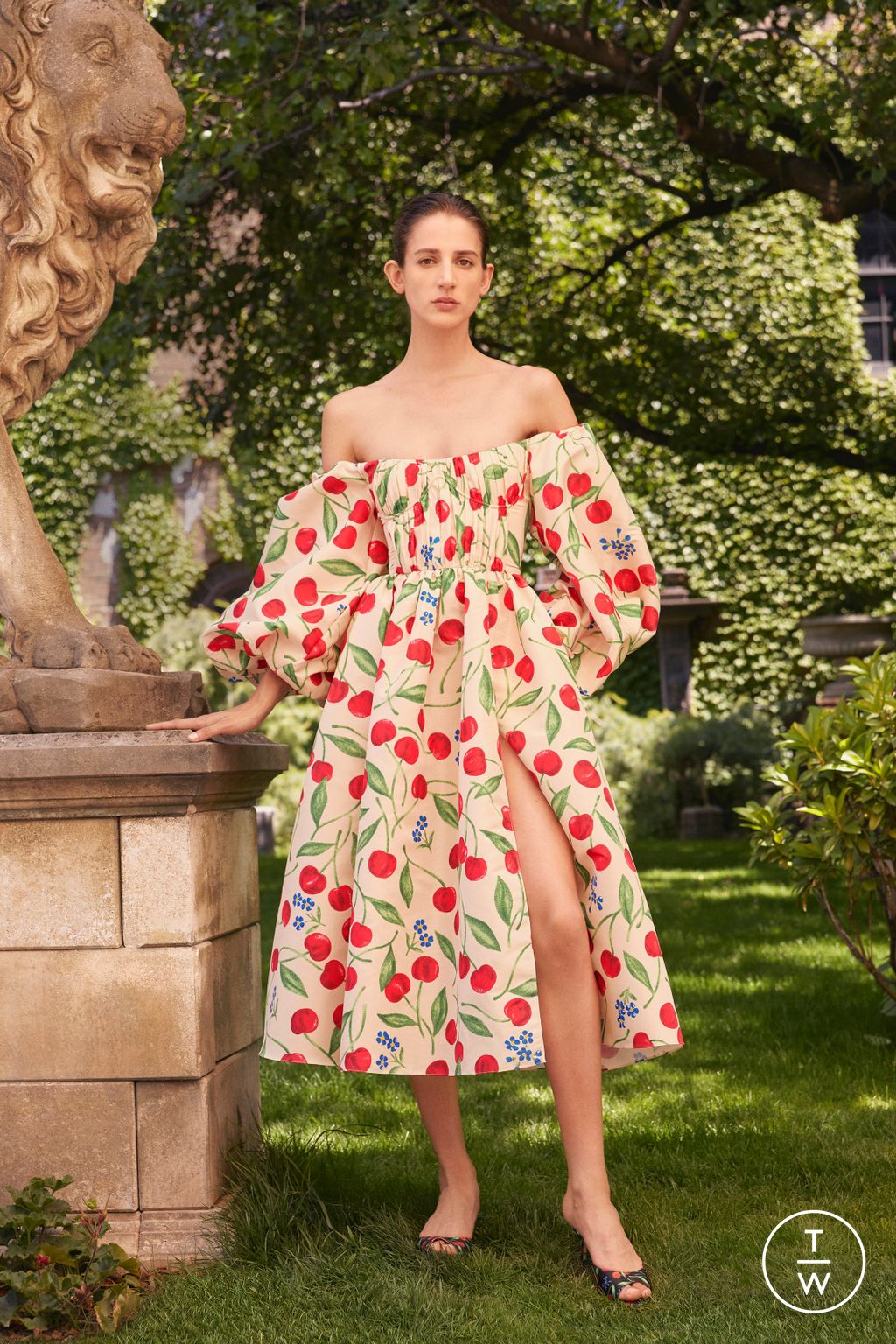 Fashion Week New York Resort 2023 look 1 from the Carolina Herrera collection 女装