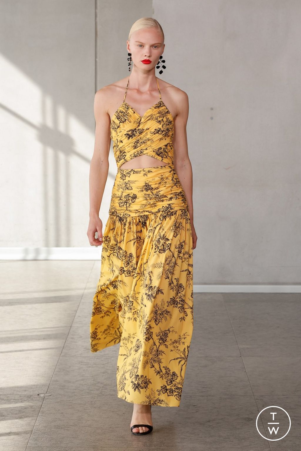 Fashion Week New York Spring/Summer 2024 look 7 from the Carolina Herrera collection womenswear