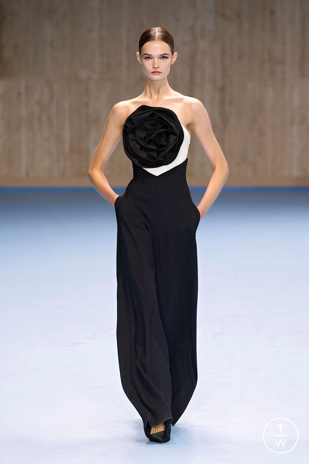 Fashion Week New York Spring/Summer 2025 look 1 de la collection Carolina Herrera womenswear