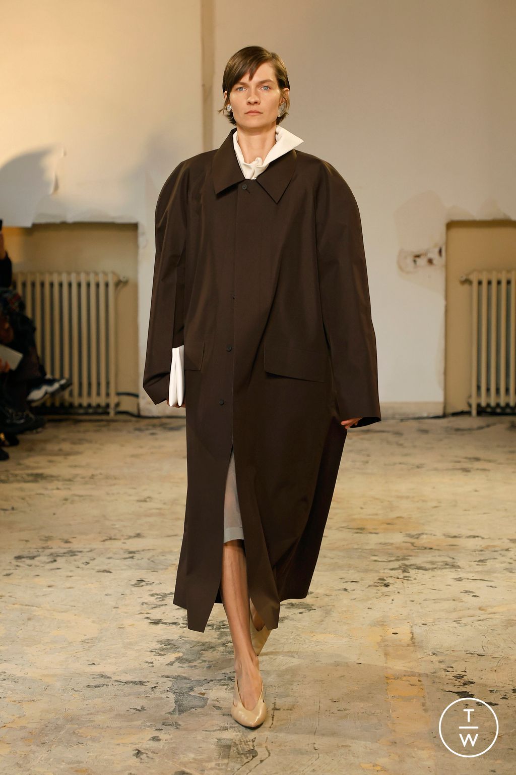 Fashion Week Paris Fall/Winter 2024 look 1 de la collection Carven womenswear