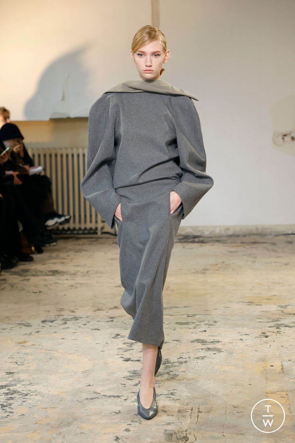 Fashion Week Paris Fall/Winter 2024 look 24 de la collection Carven womenswear