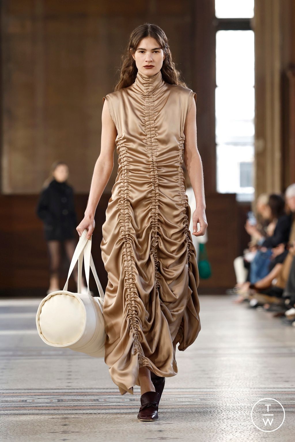 Fashion Week Paris Fall/Winter 2026 look 18 de la collection Carven womenswear