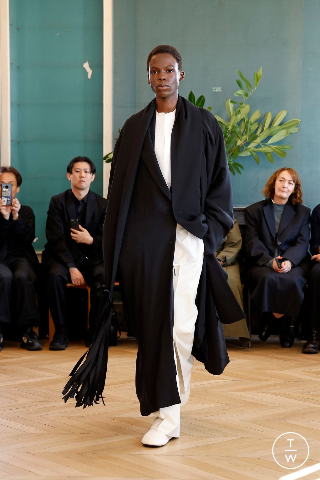Fashion Week Paris Spring/Summer 2025 look 2 from the Carven collection womenswear