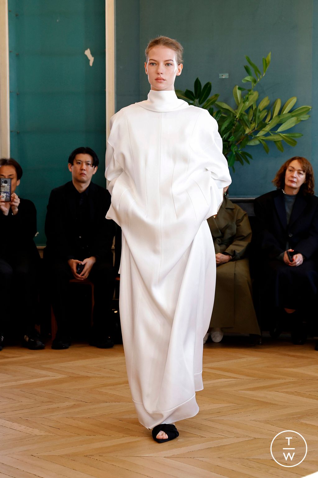 Fashion Week Paris Spring/Summer 2025 look 3 from the Carven collection womenswear