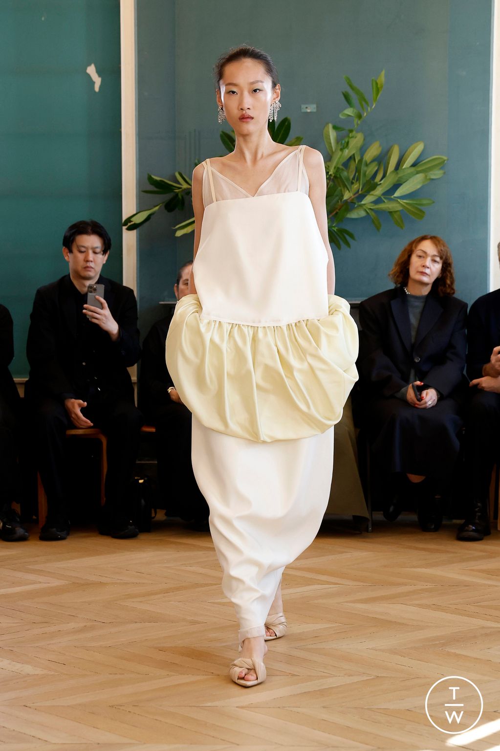 Fashion Week Paris Spring/Summer 2025 look 6 de la collection Carven womenswear