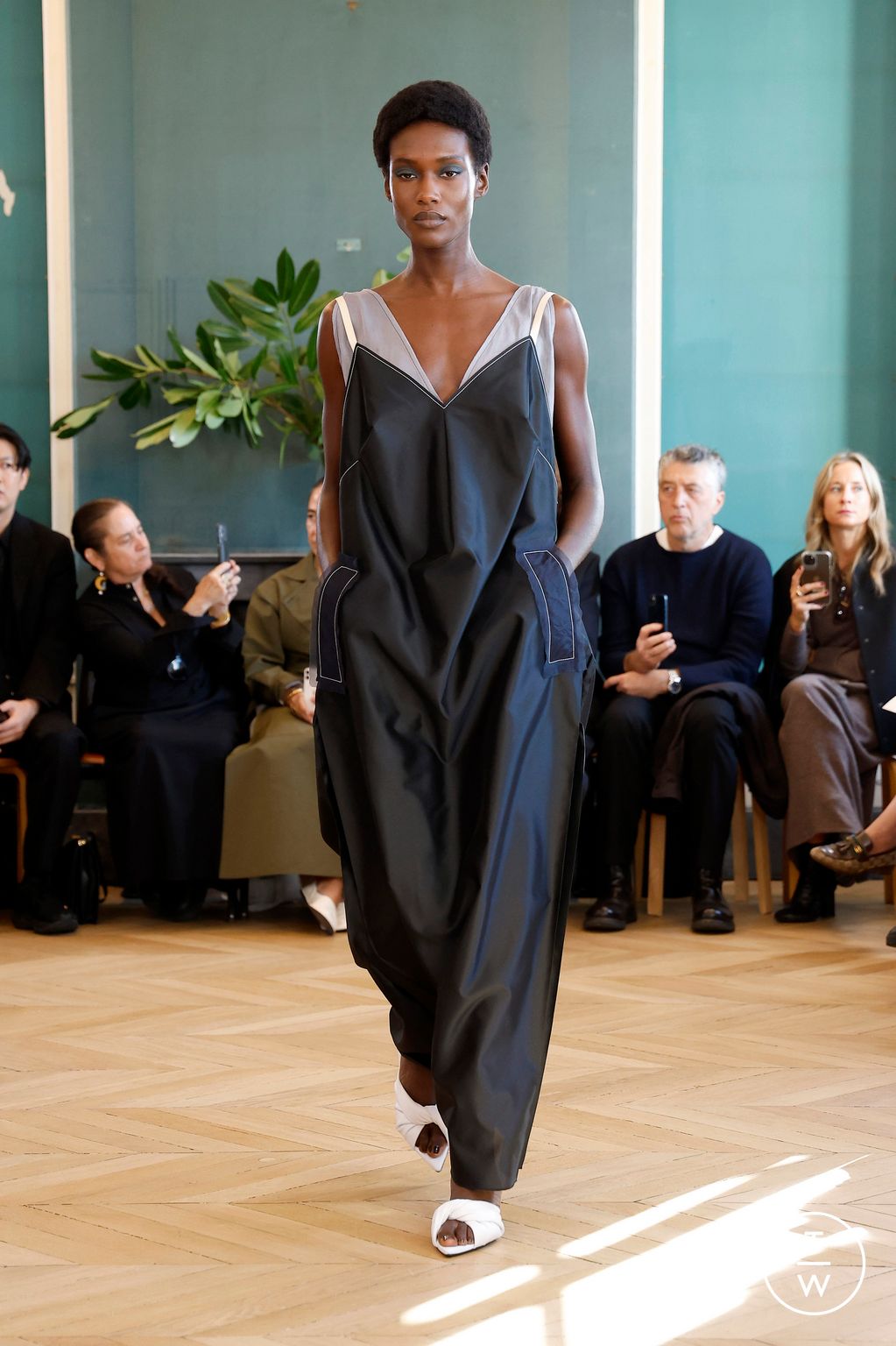 Fashion Week Paris Spring/Summer 2025 look 7 from the Carven collection womenswear