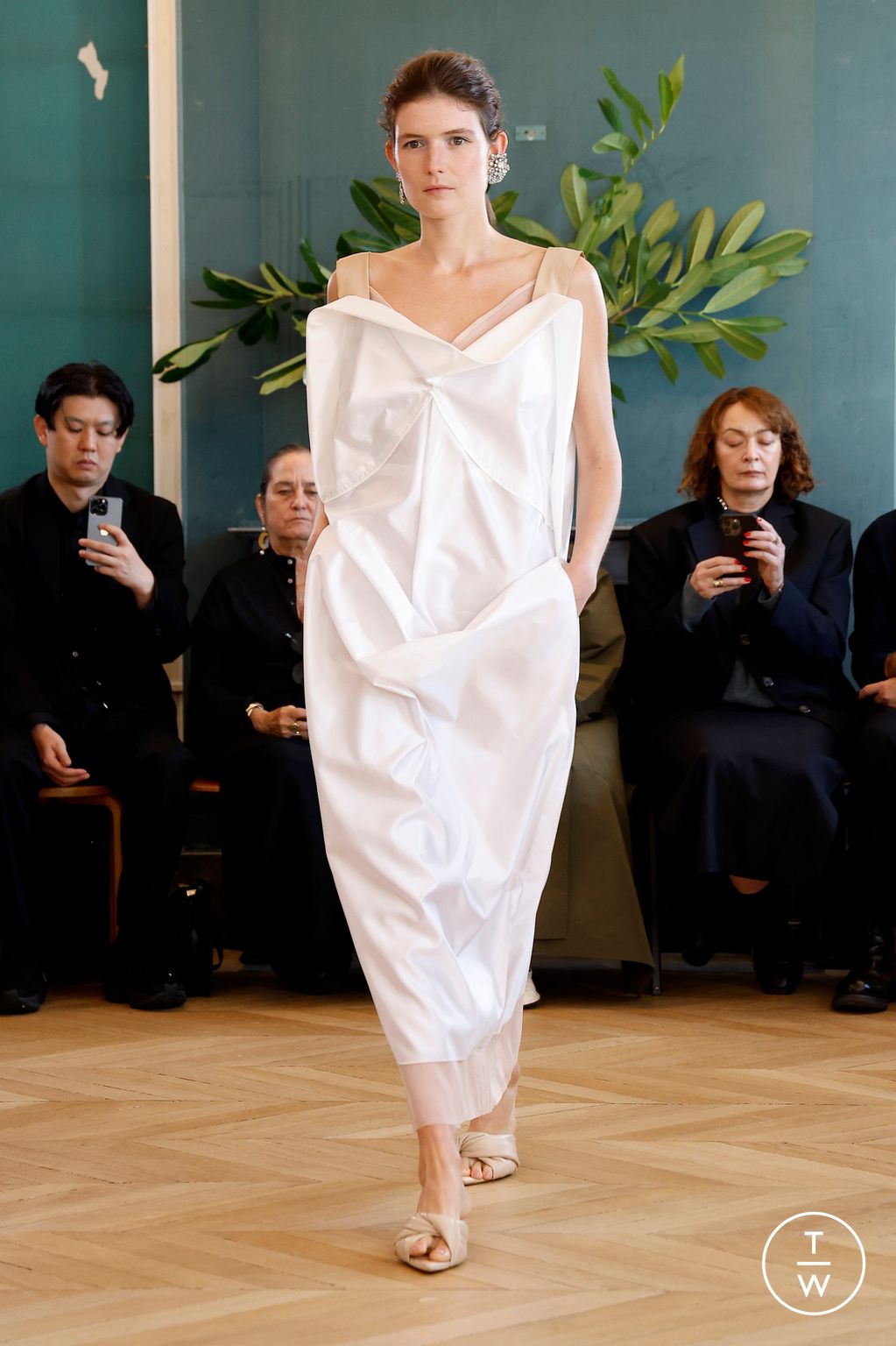 Fashion Week Paris Spring/Summer 2025 look 8 from the Carven collection womenswear