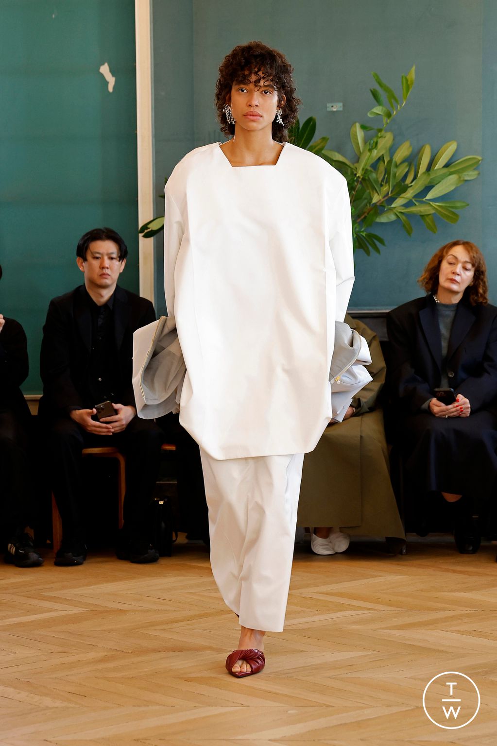 Fashion Week Paris Spring/Summer 2025 look 13 from the Carven collection womenswear