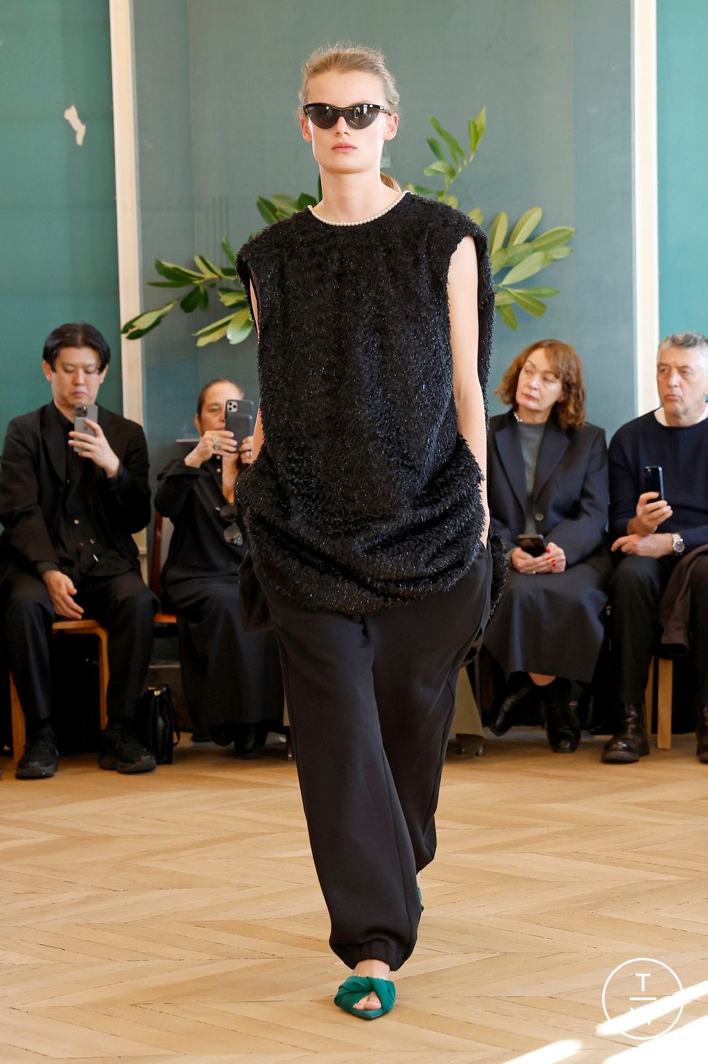 Fashion Week Paris Spring/Summer 2025 look 21 from the Carven collection womenswear