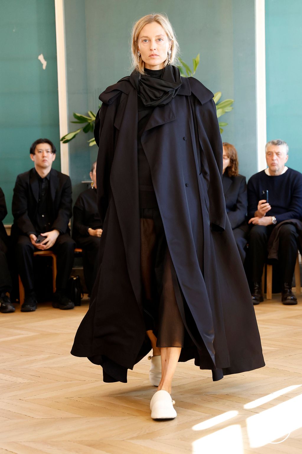 Fashion Week Paris Spring/Summer 2025 look 22 from the Carven collection womenswear