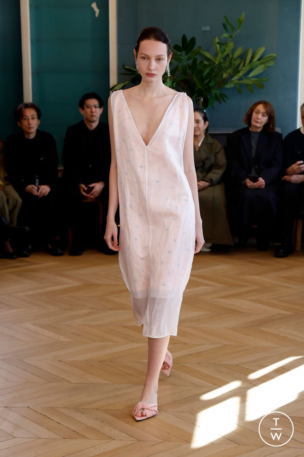 Fashion Week Paris Spring/Summer 2025 look 31 from the Carven collection womenswear