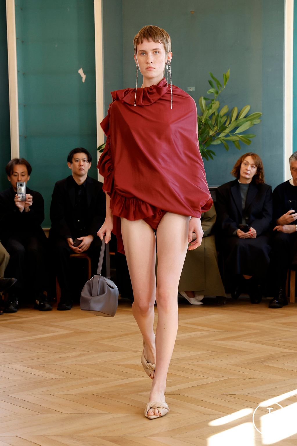 Fashion Week Paris Spring/Summer 2025 look 32 from the Carven collection womenswear