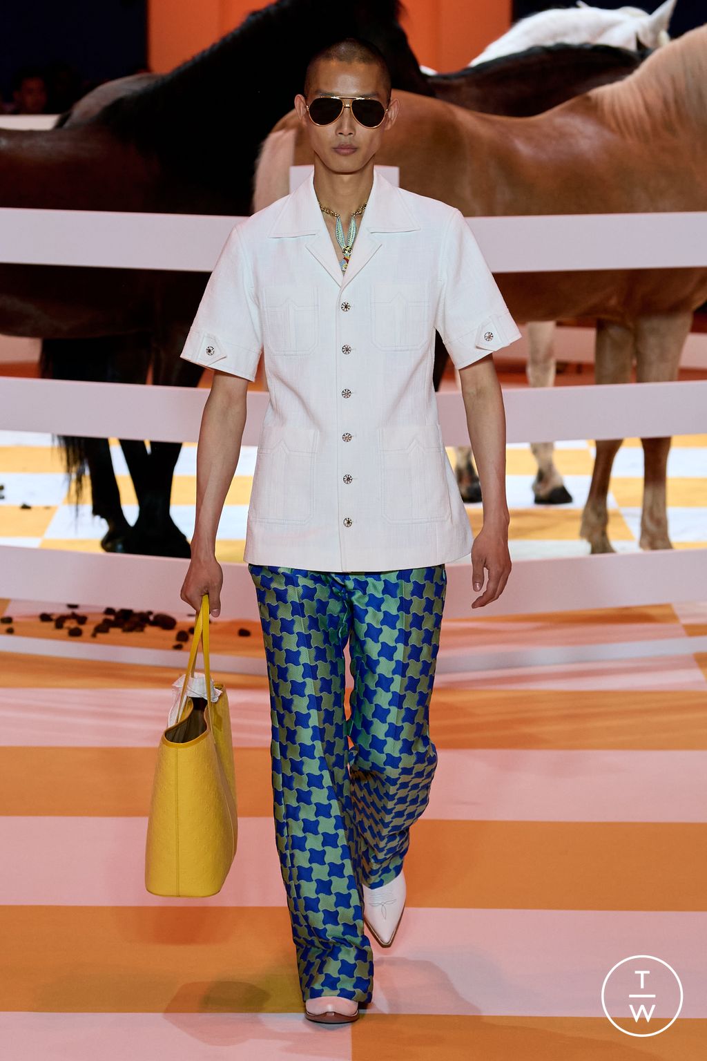 Fashion Week Paris Spring/Summer 2023 look 56 from the Casablanca collection 男装