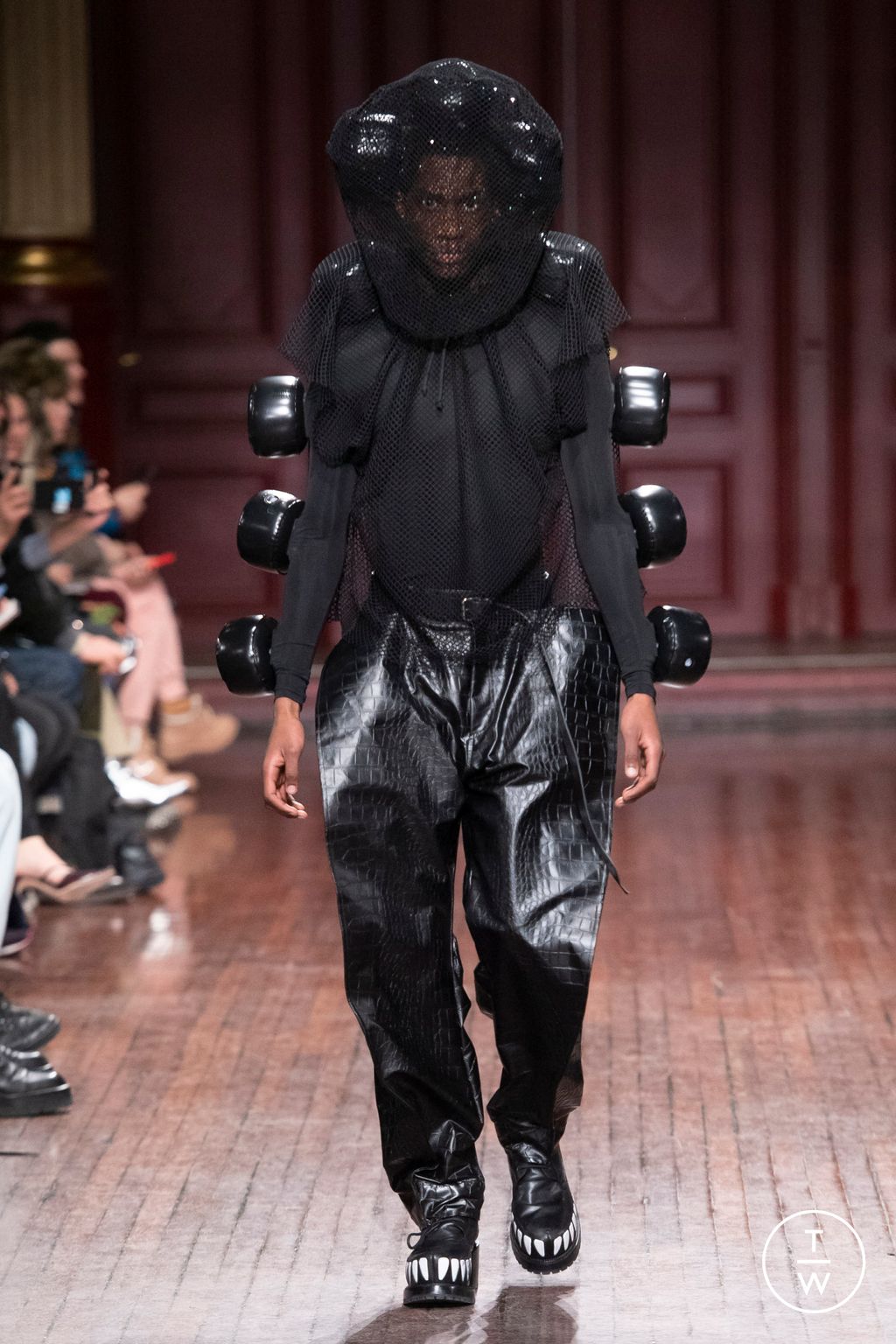 Fashion Week Paris Fall/Winter 2023 look 45 from the Walter Van Beirendonck collection 男装