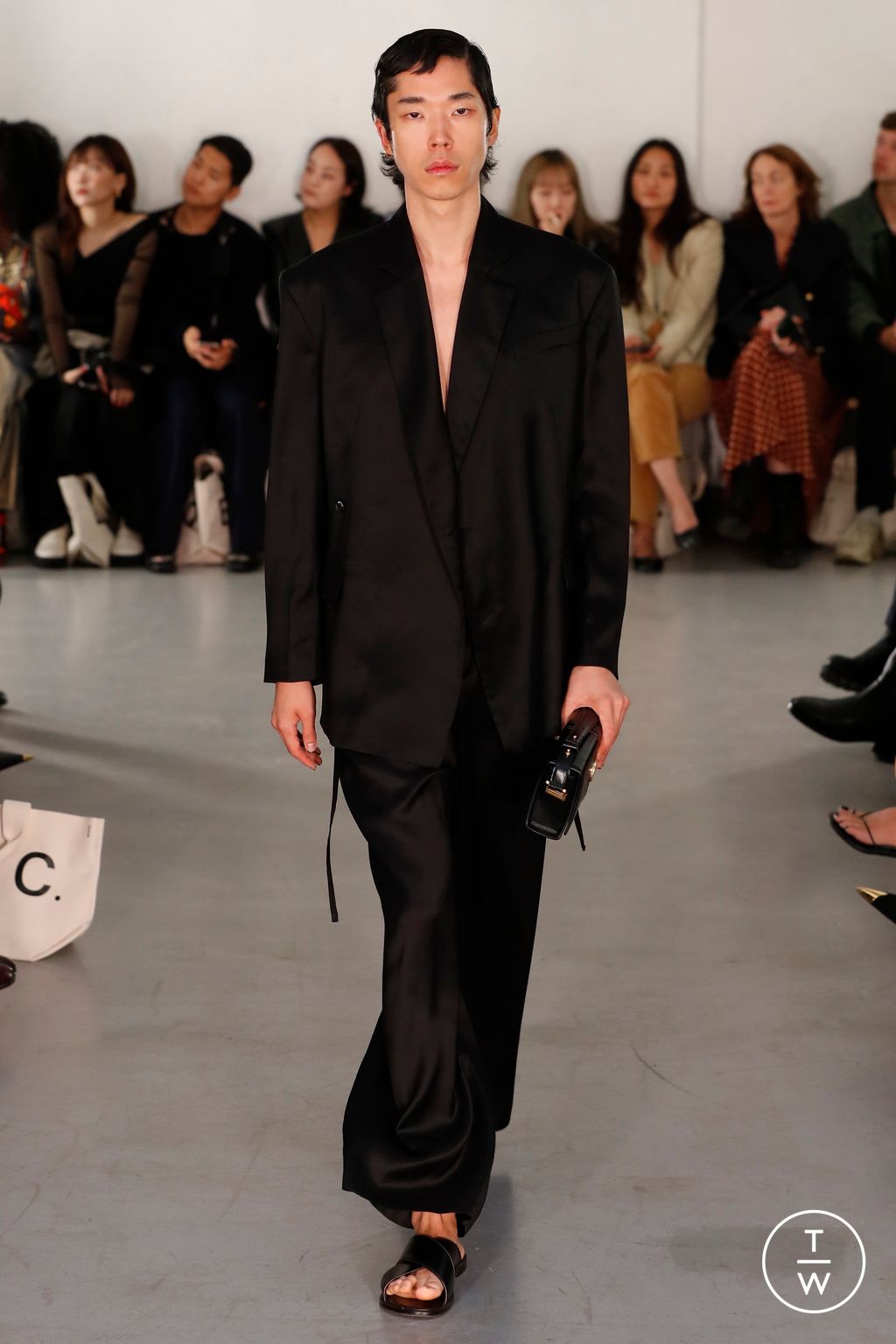 Fashion Week London Spring/Summer 2023 look 39 de la collection Eudon Choi womenswear