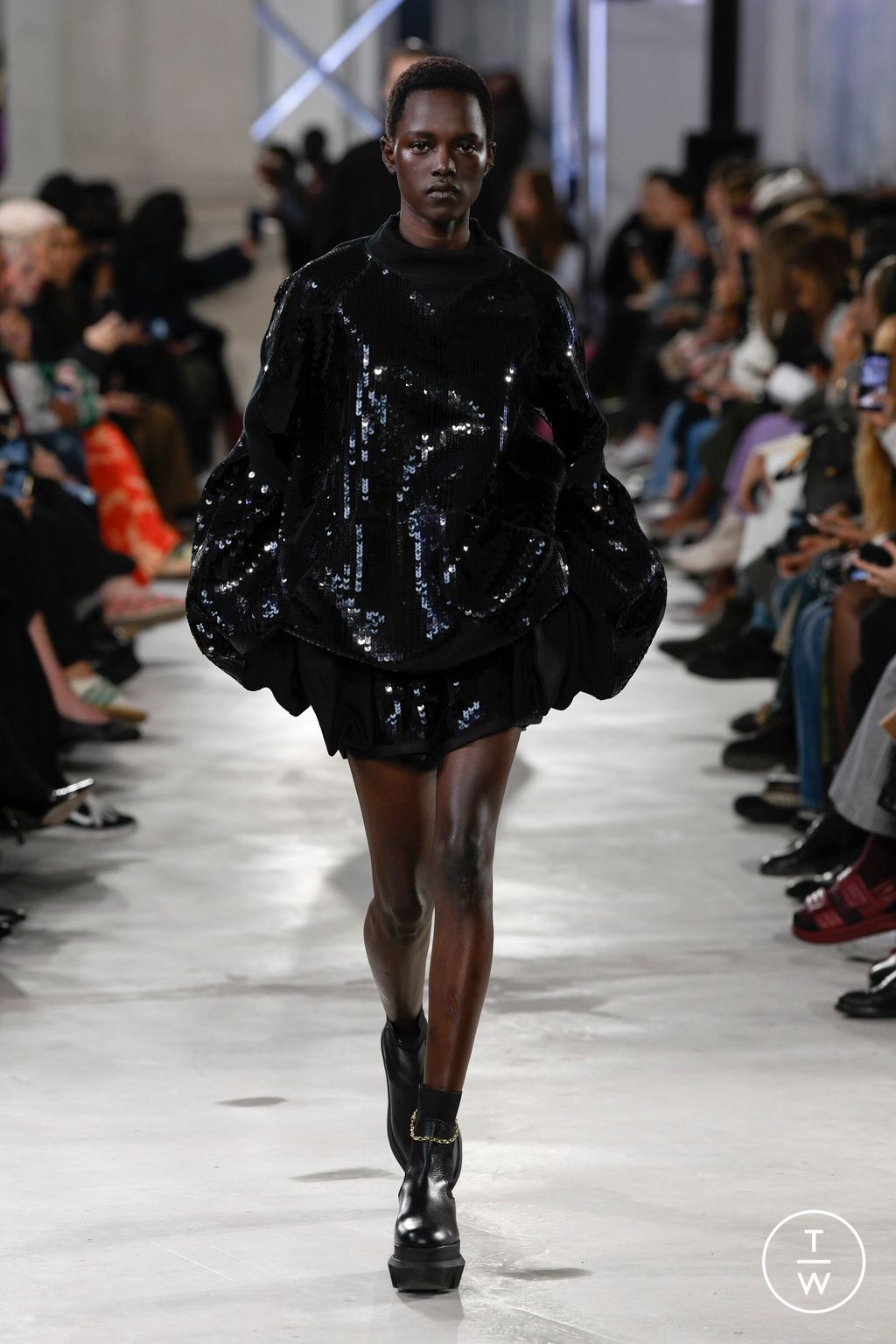 Fashion Week Paris Spring/Summer 2023 look 24 de la collection Sacai womenswear