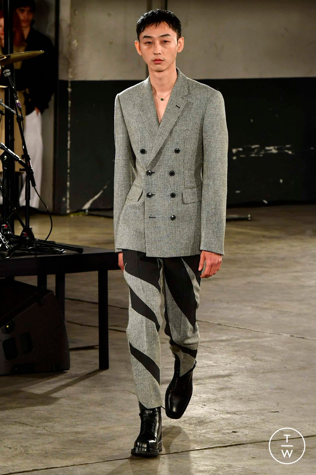 Fashion Week Paris Fall/Winter 2023 look 12 from the Dries Van Noten collection menswear