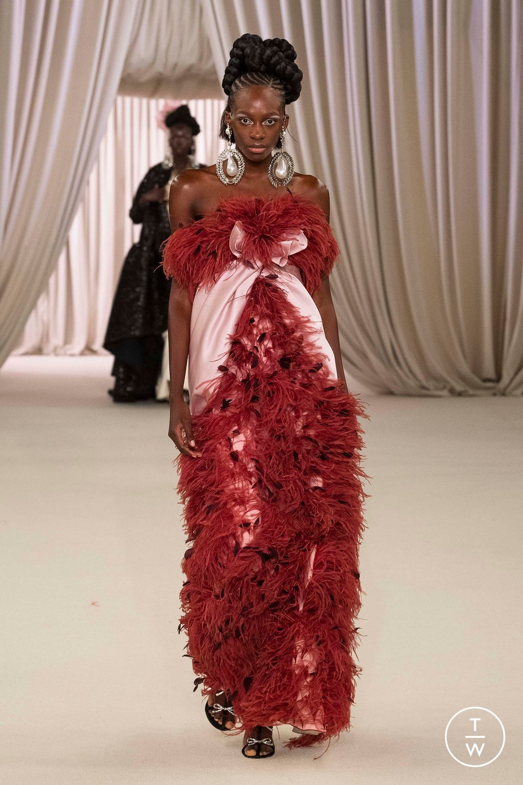 Fashion Week Paris Spring/Summer 2023 look 16 from the Giambattista Valli collection couture