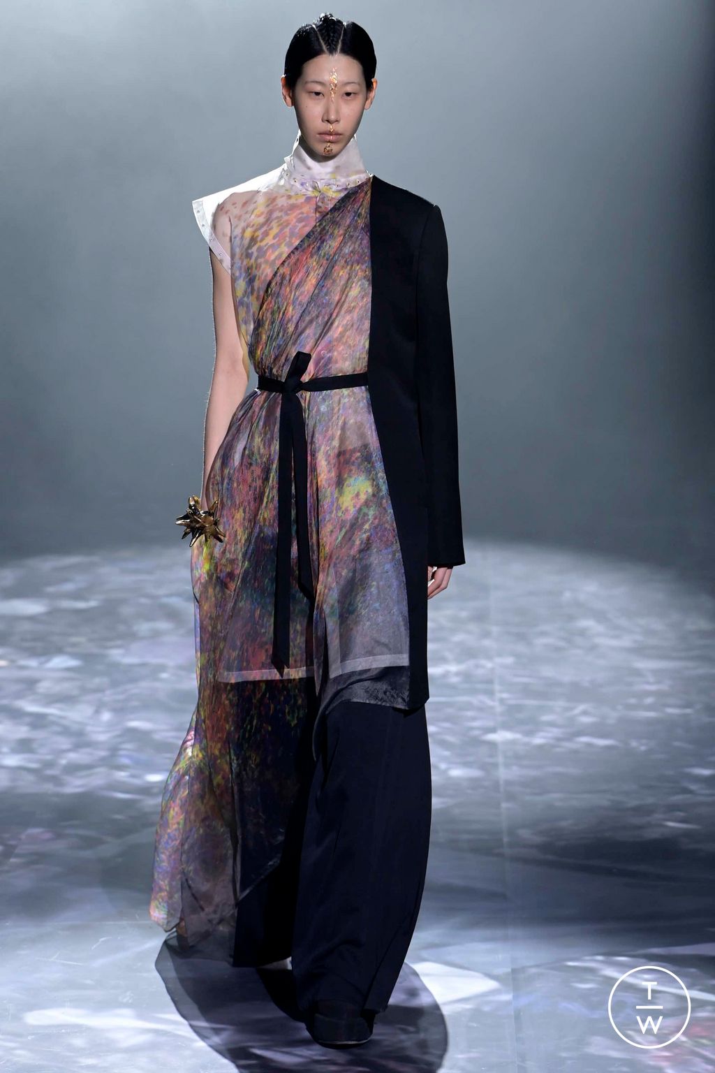 Fashion Week Paris Spring/Summer 2023 look 6 de la collection Yuima Nakazato couture