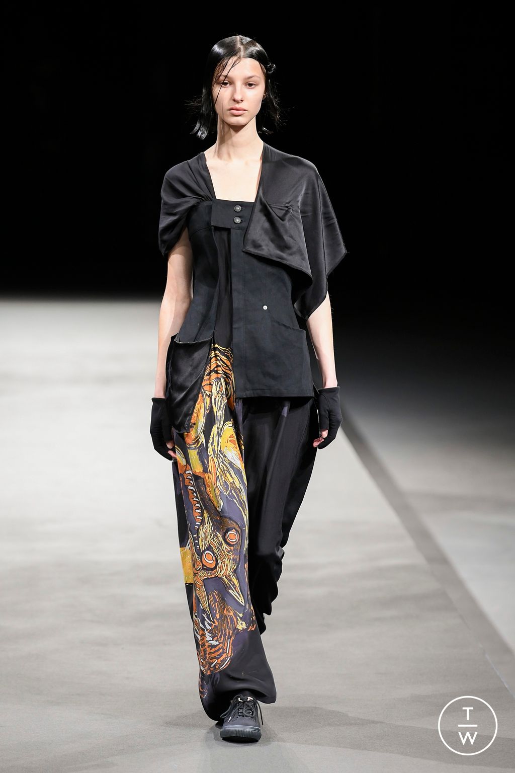 Fashion Week Paris Spring/Summer 2023 look 31 from the Yohji Yamamoto collection womenswear
