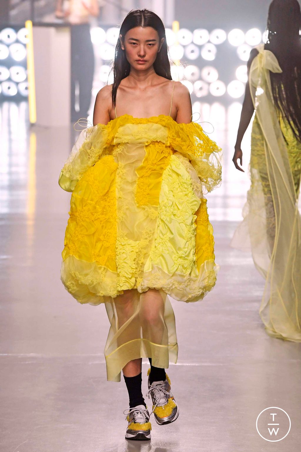 Fashion Week Paris Fall/Winter 2023 look 2 de la collection Cecilie Bahnsen womenswear