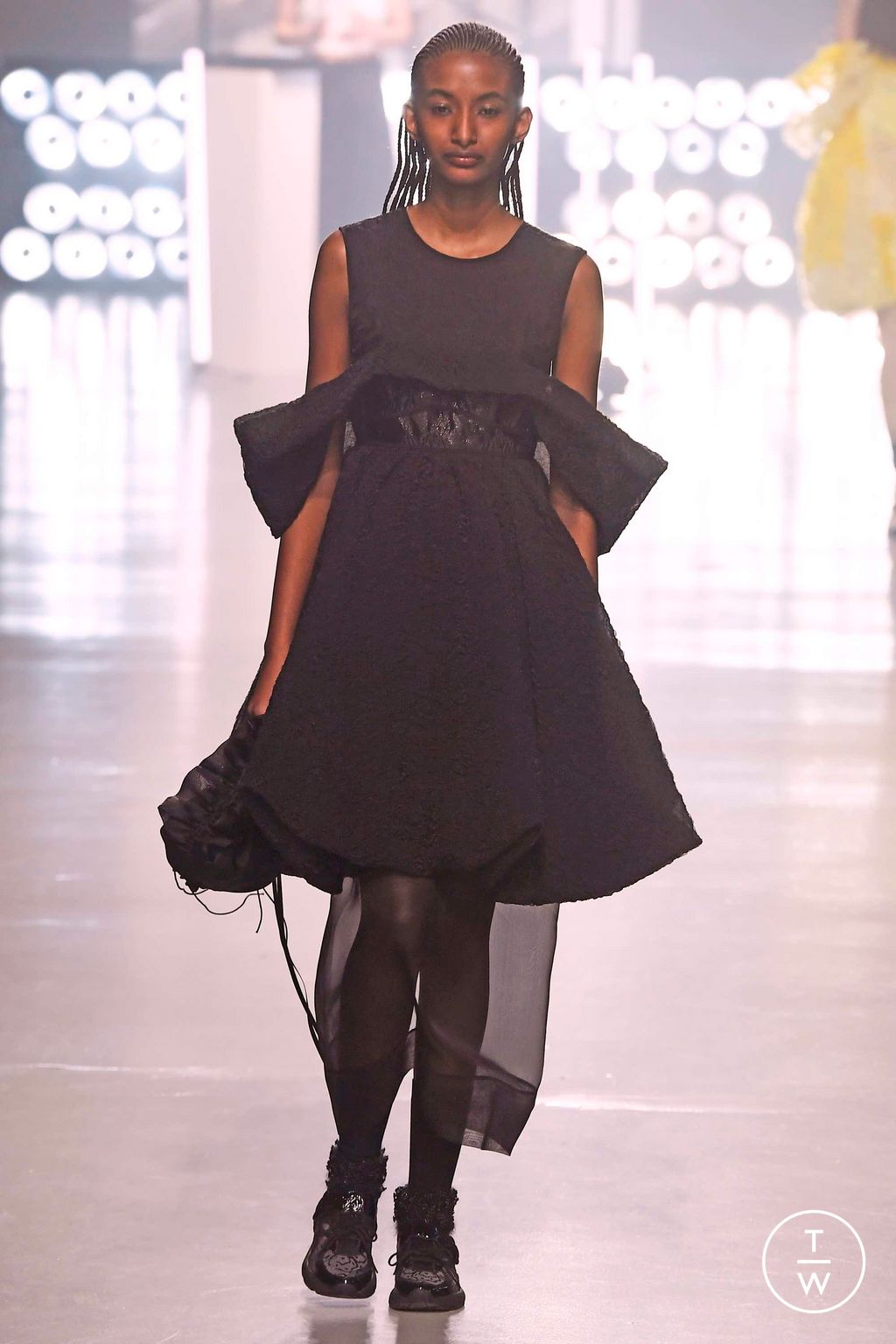 Fashion Week Paris Fall/Winter 2023 look 3 de la collection Cecilie Bahnsen womenswear