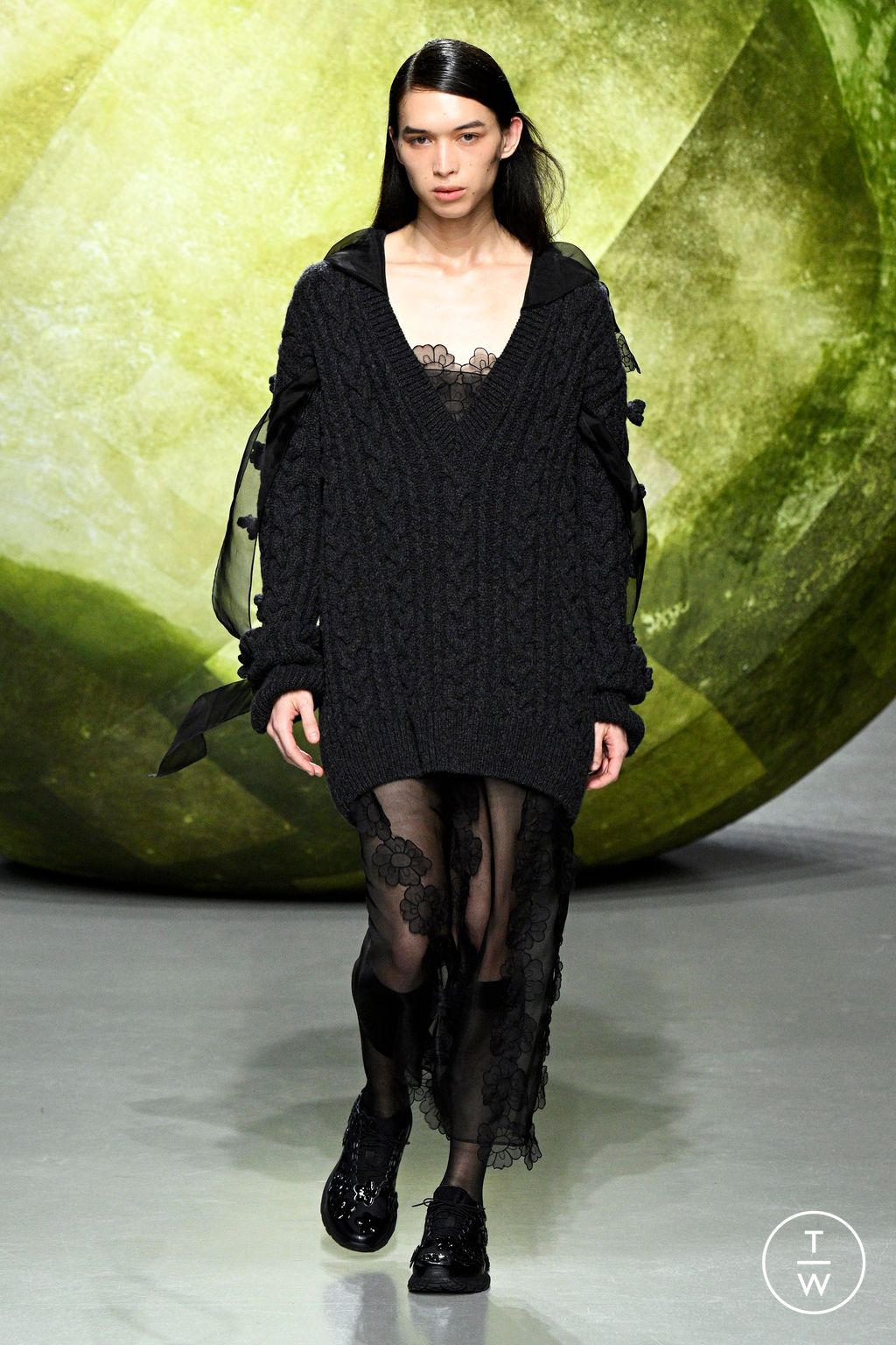Fashion Week Paris Fall/Winter 2024 look 1 de la collection Cecilie Bahnsen womenswear