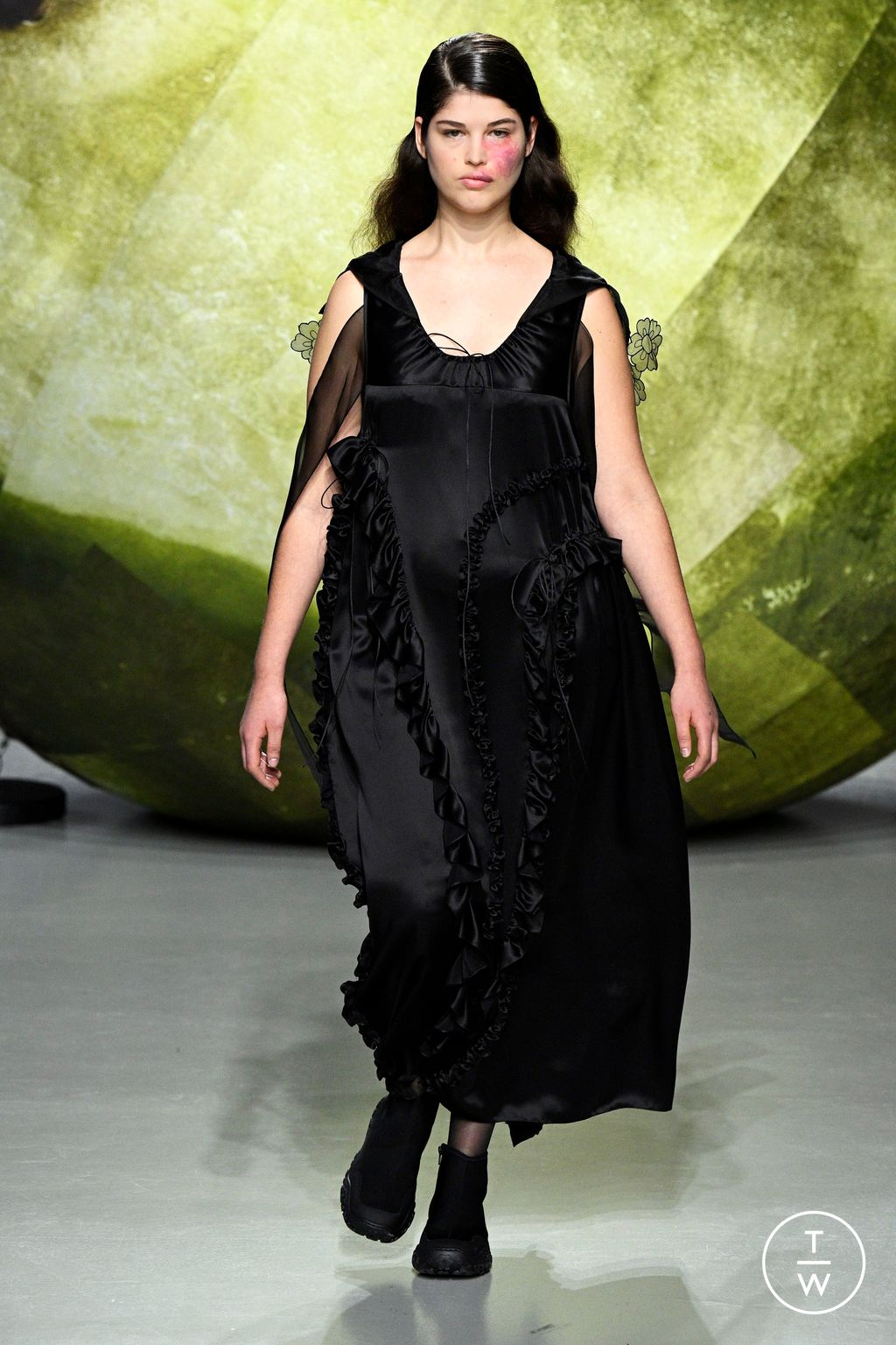 Fashion Week Paris Fall/Winter 2024 look 6 de la collection Cecilie Bahnsen womenswear
