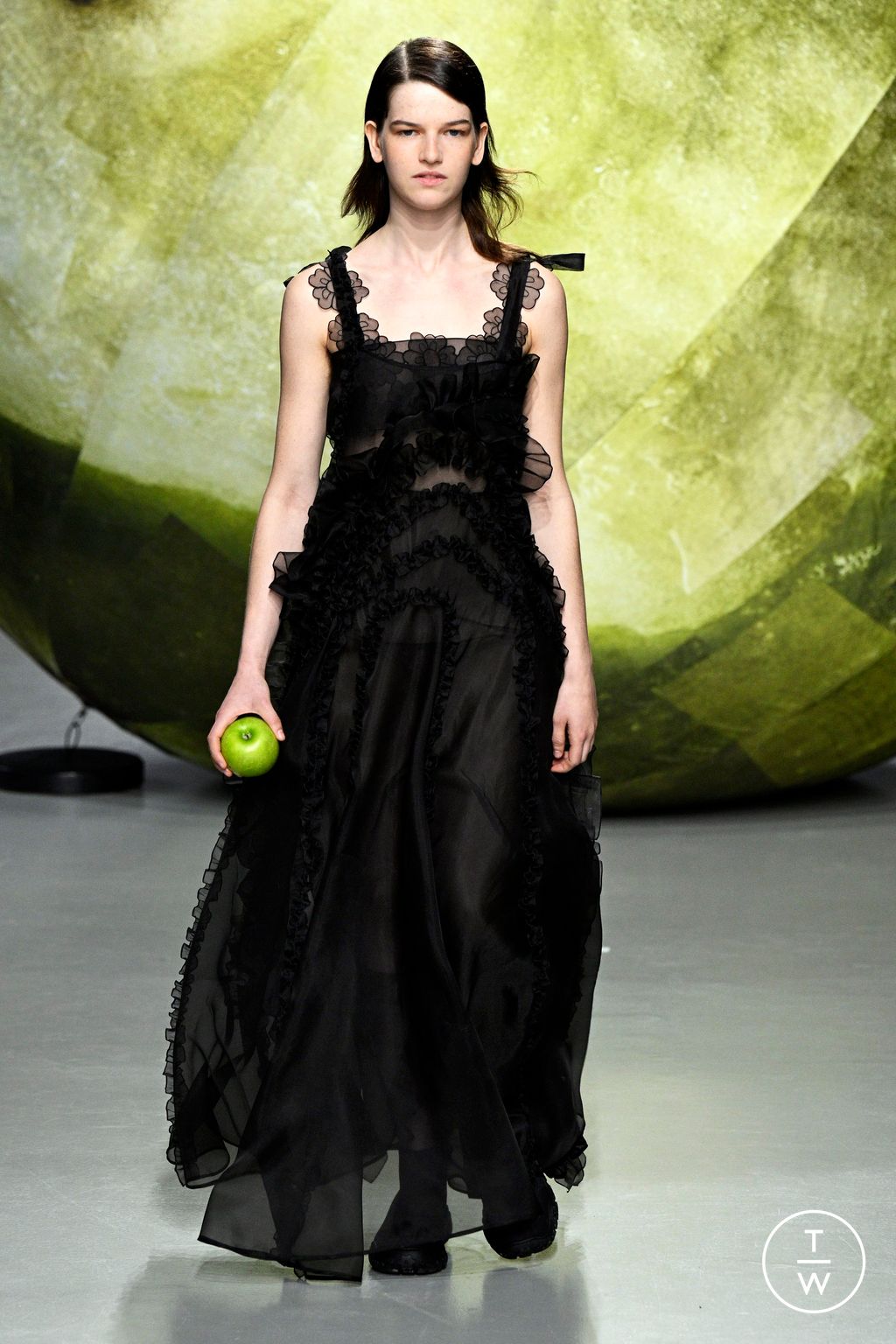 Fashion Week Paris Fall/Winter 2024 look 7 de la collection Cecilie Bahnsen womenswear