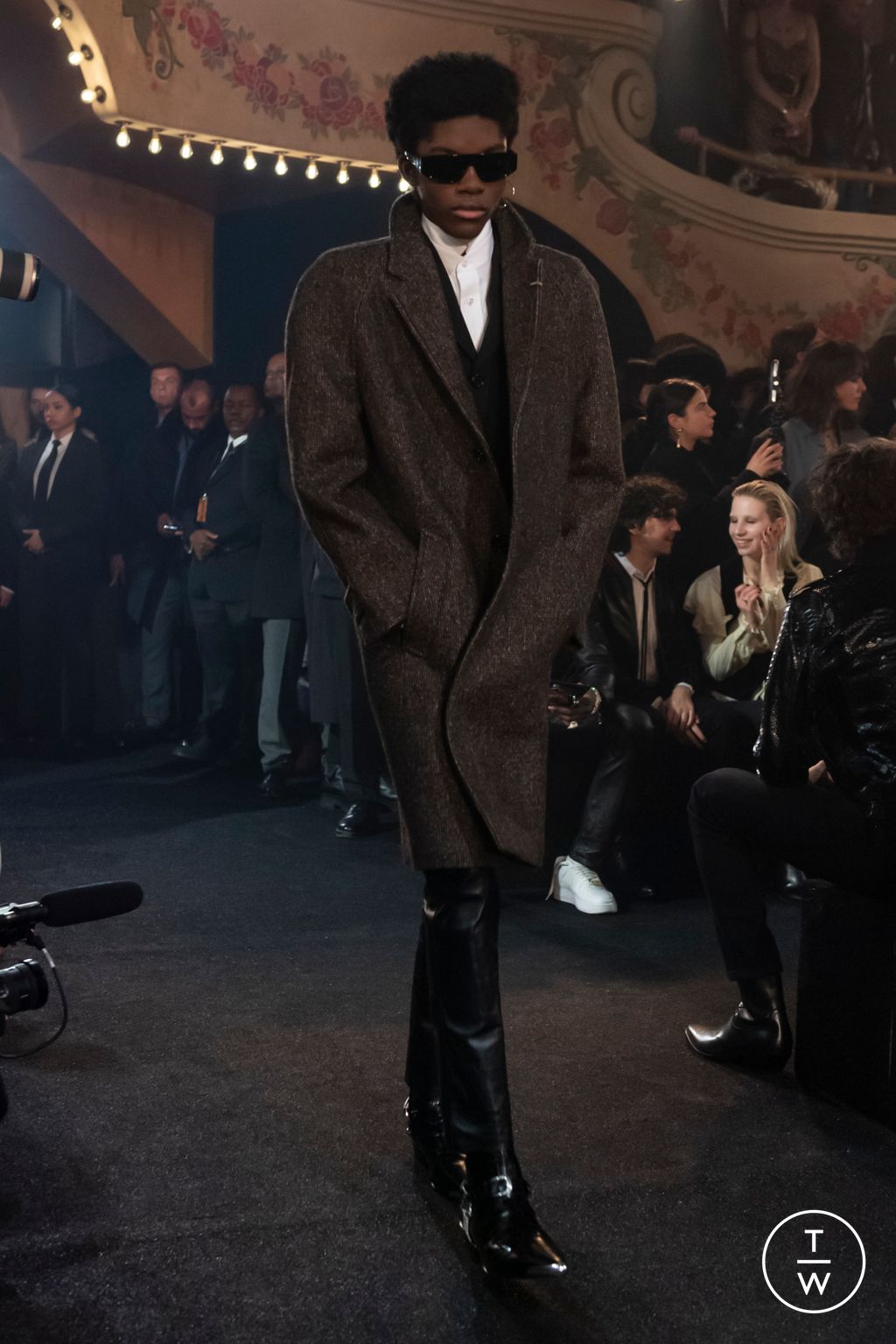 Fashion Week Paris Fall/Winter 2023 look 21 from the Celine collection menswear