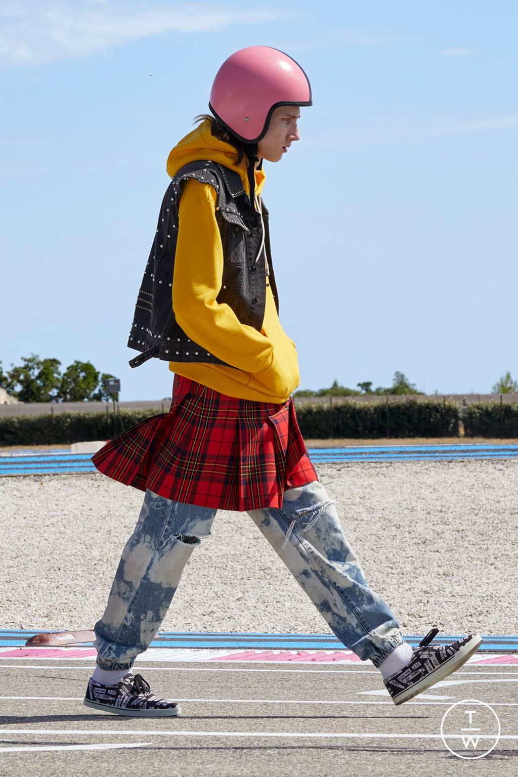 Fashion Week Paris Spring/Summer 2021 look 42 from the Celine collection 男装