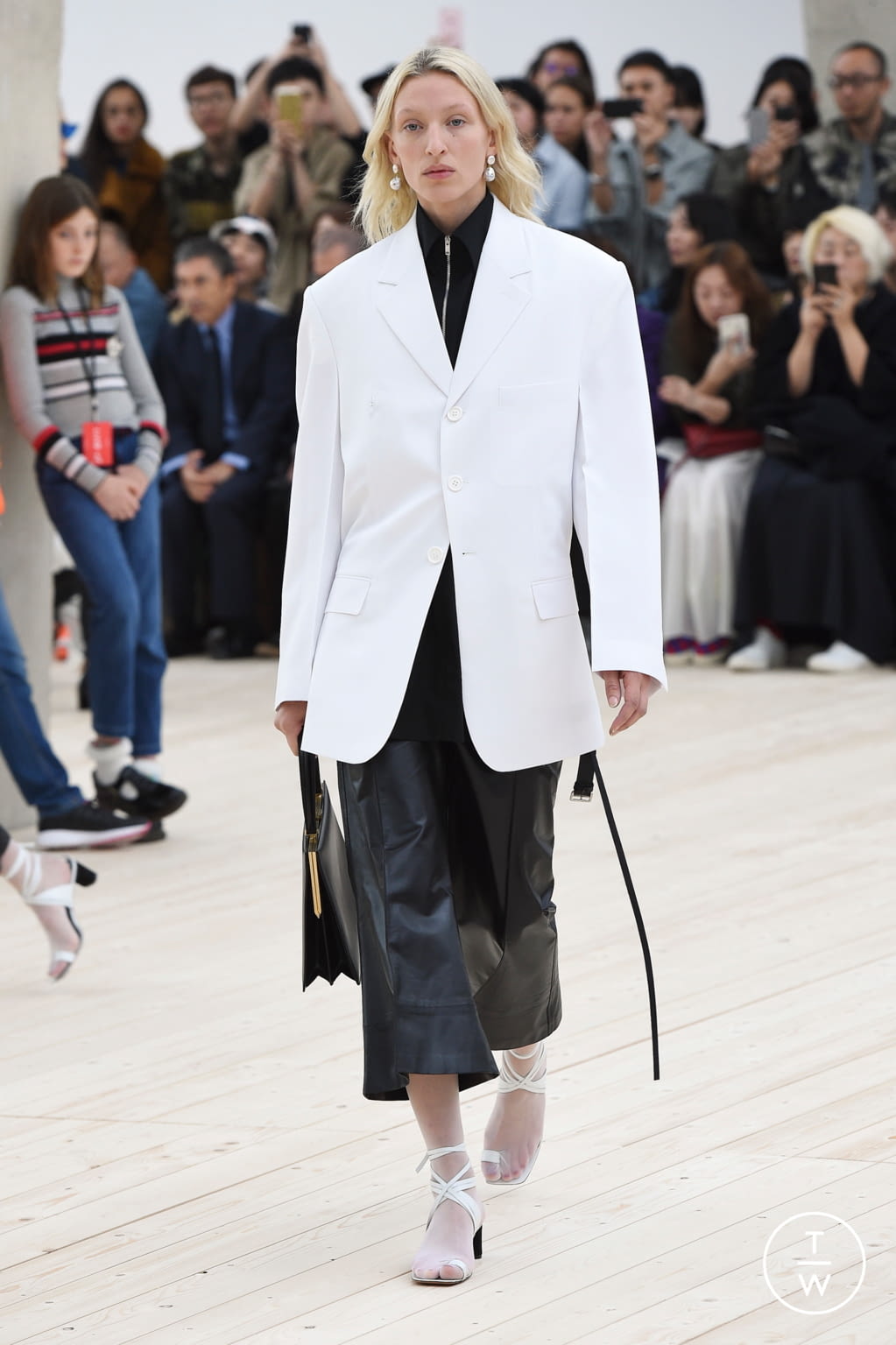 Fashion Week Paris Spring/Summer 2017 look 11 from the Celine collection 女装